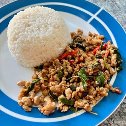 ผัดกะเพราราดข้าว