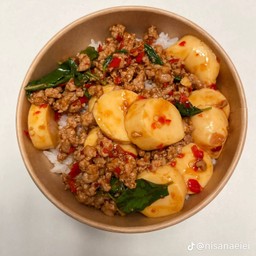 ข้าวกะเพราหมูสับเต้าหู้ไข่ทอด