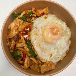 ข้าวกะเพราไก่ชิ้นไข่ดาว