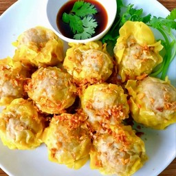 เกี๊ยวหมูต้มน้ำจิ้มกุ๊ยช่าย