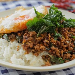 ข้าวราดกระเพราเนื้อสับ+ไข่ดาว