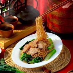 ราดหน้าหมูนุ่ม คะน้าฮ่องกง-ราดหน้าโรงเหล็ก GMH