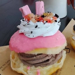 สตอเบอรี่คิดแคทชมพูไส้ช็อคโกแลตครีม