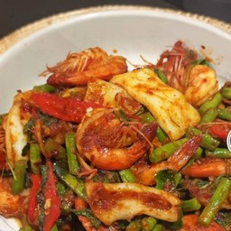 ผัดพริกแกงทะเลราดข้าว