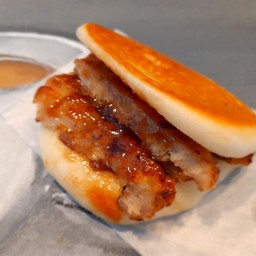 เปาเนยสดสูตรนมสดที่ย่างจนหอม นำมาใส่ไส้หมูที่ย่างพร้อมเครื่องเทศและเกลือหิมาลายันธรรมชาติราดด้วยซอสกลมกล่อมลงตัว