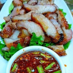 คอหมูย่างน้ำจิ้มแจ่วราดข้าว