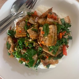 กะเพราหมูกรอบ