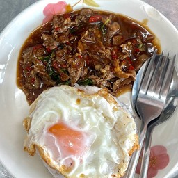 ข้าวกระเพราเนื้อชิ้น