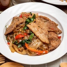 ผัดขี้เมา หมูนุ่ม - เส้นใหญ่-ราดหน้าโรงเหล็ก GMH