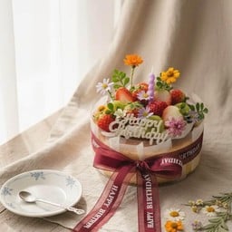 ชีสเค้กหน้าไหม้ 1 ปอนด์  แต่งผลไม้สดและดอกไม้