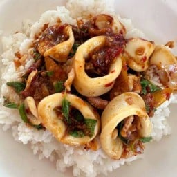ข้าวกะเพราปลาหมึก