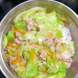 หมูสับผัดกระหล่ำปลี