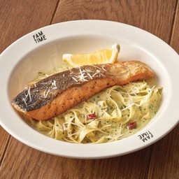 เฟตตูชินีแซลมอนเพสโต