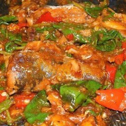 กระเพราปลากระป๋อง