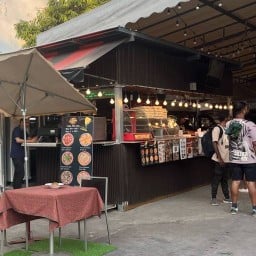 Tops & Ten Pizza Italian Restaurant (ท็อปแอนด์เท็น พิซซ่า) ตลาดเดินเล่น สุขุมวิท42