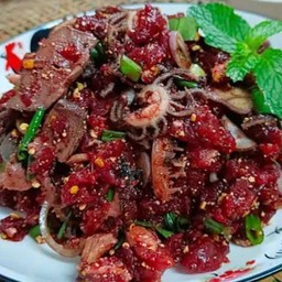 .(ก้อยเนื้อหั่นเล็กๆขมๆใส่เครื่องในยกเว้นตับ.)รสจัดแบบอีสาน