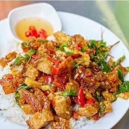 กระเพราหมูกรอบ