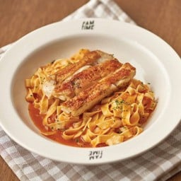 เฟตตูชินีผัดซอสพริกศรีราชาไก่ย่าง