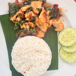 กระเพราไก่ ราดข้าว