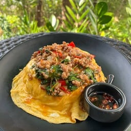 ข้าวไข่ข้นกะเพราหมูสับ