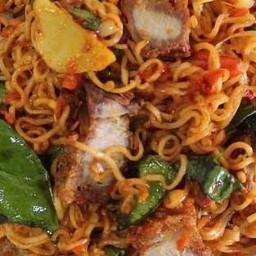 ผัดมาม่าต้มยำหมูกรอบ