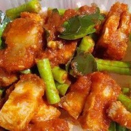 พริกแกงหมูกรอบ