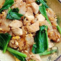 ผัดชีอิ้วเส้นใหญ่ไก่