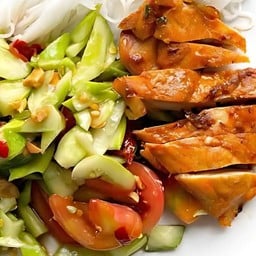 ตำแตงกวาสะโพกไก่ย่าง