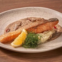 สเต็กแซลมอนซอสสไปร์ซี่ทรัฟเฟิล