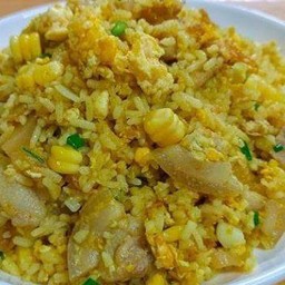 ข้าวผัดหมูผงกระหรี่