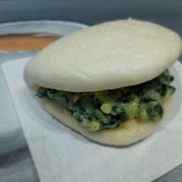 เปานึ่งผักโขมอบชีส