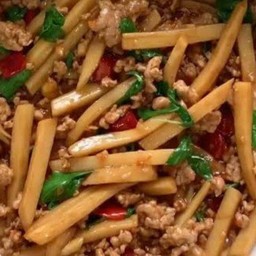 กระเพราหมูสับหน่อไม้ดอง