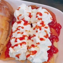 ขนมปังวิปครีมสตอเบอรรี่