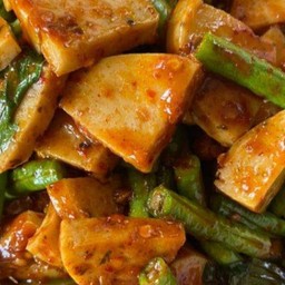 หมูยอผัดพริกแกง