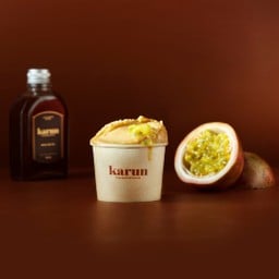 ไอศกรีมเจลาโตชาดำผสมผลไม้ตามฤดูกาล (เสาวรส)