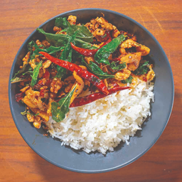 กะเพราไก่ชิ้น+ กากหมู