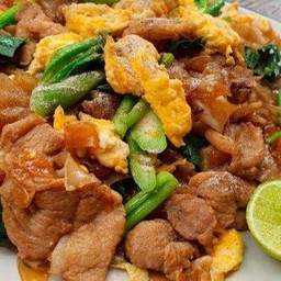 เส้นใหญผัดชีอิ้วหมู