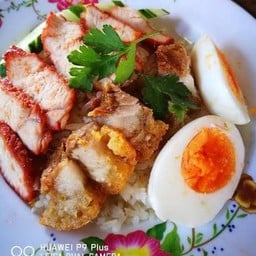 แม่ไก่ไข่ข้น ไข่เจียว อาหารจานเดียว ติดคิวรถตู้