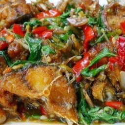 กระเพราปลาดุกกรอบ