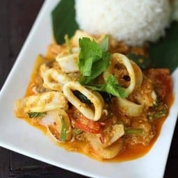 ข้าวผัดผงกะหรี่ปลาหมึก