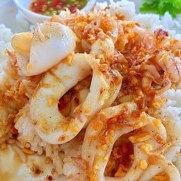 ข้าวปลาหมึกกระเทียมพริกไทย
