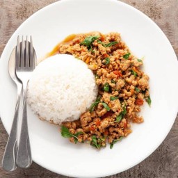 ข้าวกระเพราไก่สับพริกแห้งกับข้าวสวยร้อนๆ