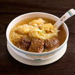 บะหมี่น้ำเนื้อตุ๋นและเกี๊ยวกุ้ง-Mak's Noodle GMH