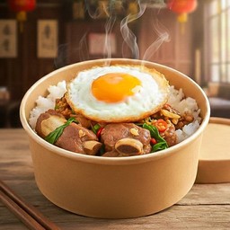 ข้าวกะเพรากระดูกอ่อนตุ๋นไข่ดาว