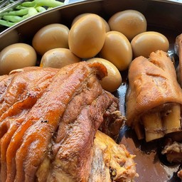 ขาหมูผัดกะเพราราดข้าว