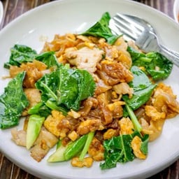 เส้นใหญ่ผัดซีอิ๊วหมู