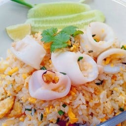 ข้าวผัดปลาหมึก