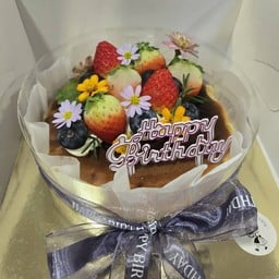 burnt cheesecake ชีสเค้กหน้าไหม้ 2 ปอนด์ แต่งผลไม้และดอกไม้สด