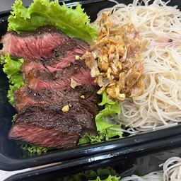 เส้นหมี่คลุกโปะสเต็ก