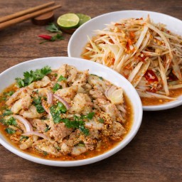 จับคู่ น้ำตกคอหมูติดมัน + ส้มตำ